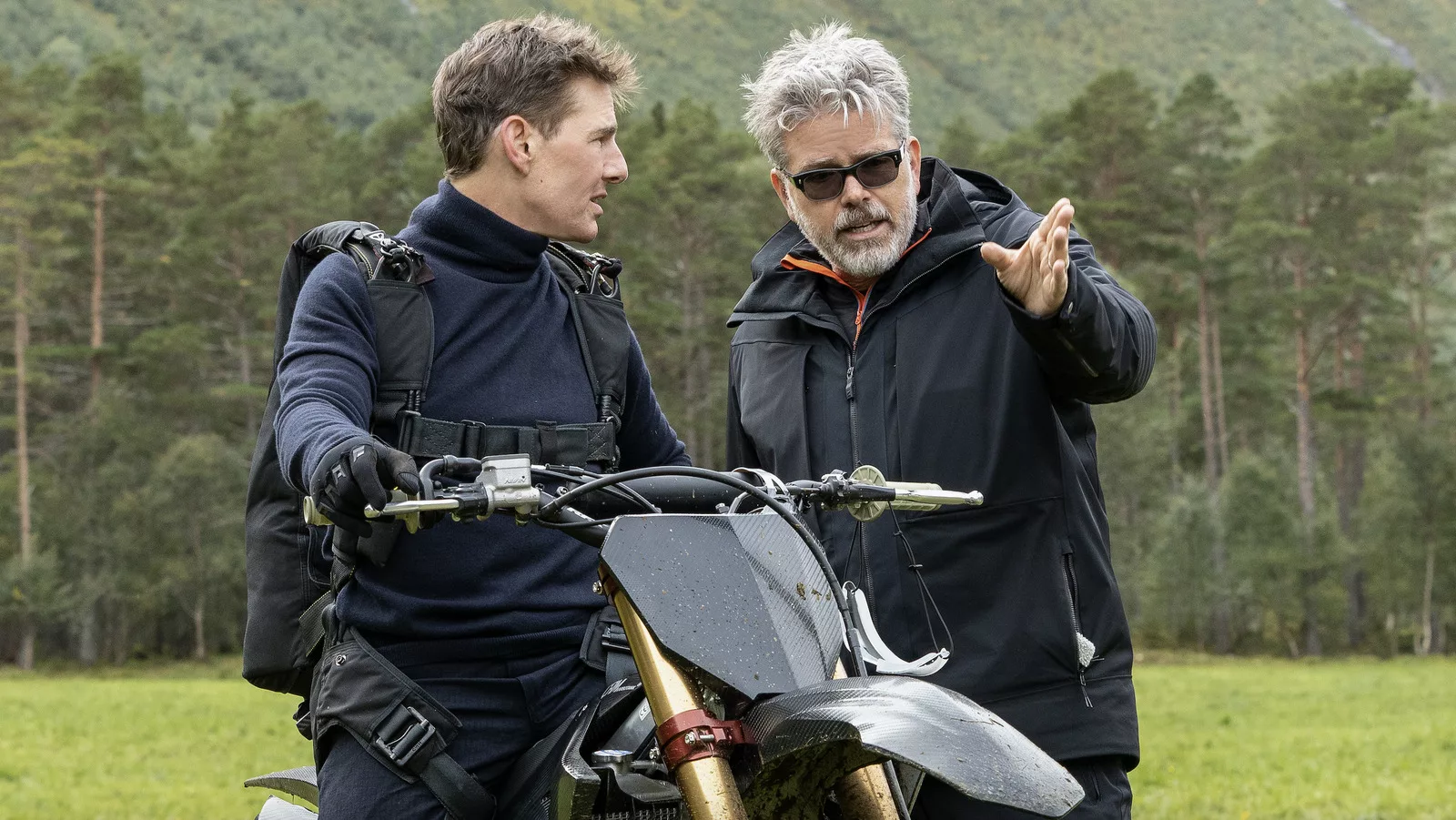 Photo of Tom Cruise and Christopher McQuarrie discussing a stunt